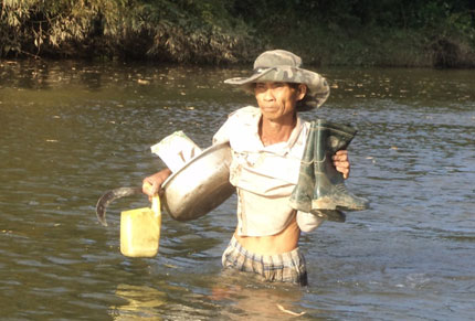 Nơi n&ocirc;ng d&acirc;n đi l&agrave;m phải&hellip; cởi đồ 2