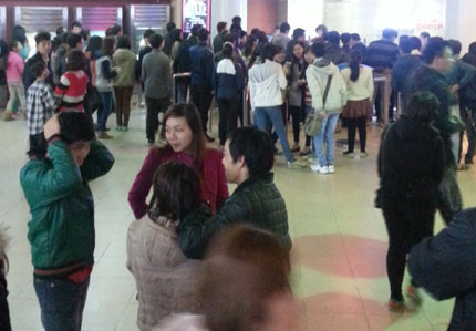 Rạp chật, v&eacute; ch&aacute;y, "phe" hốt bạc 1