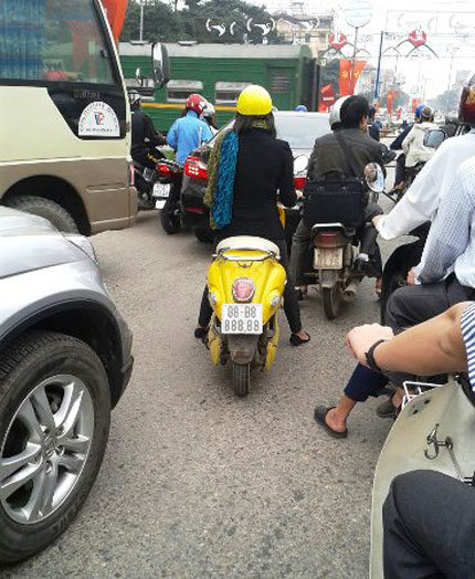 Truy t&igrave;m c&ocirc; g&aacute;i đi chiếc xe &ldquo;to&agrave;n ph&aacute;t&rdquo; 1