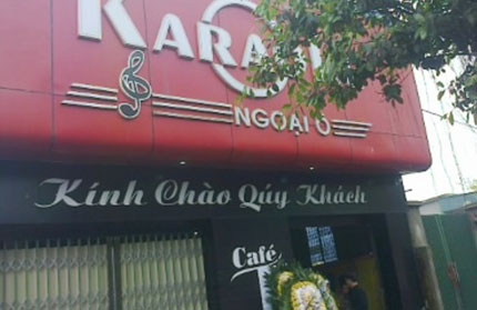 Giữa đ&ecirc;m, chủ qu&aacute;n karaoke bị hạ s&aacute;t 1