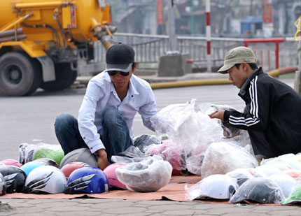 Mũ bảo hiểm "rởm": Kiểm cứ kiểm, b&aacute;n vẫn b&aacute;n 1