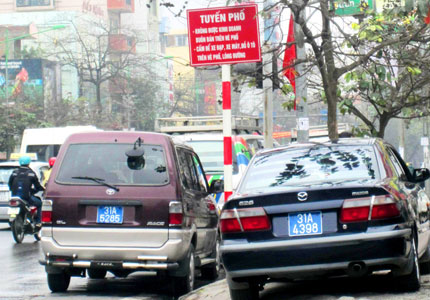 Vụ xe c&ocirc;ng đỗ tr&agrave;n lan tr&ecirc;n phố cấm: Thanh tra GT sẽ l&agrave;m việc với Nh&agrave; h&aacute;t Kim M&atilde; 1