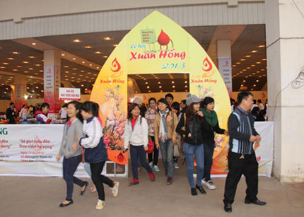 H&agrave;ng vạn người tham gia lễ hội Xu&acirc;n hồng 1