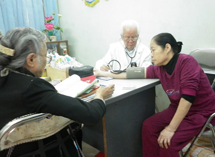 Lương y 82 tuổi 20 năm kh&aacute;m bệnh từ thiện 1