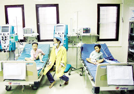 Vụ bố ép con uống thuốc diệt cỏ ở Hà Nội: Lọc máu liên tục cứu 3 cháu bé 1