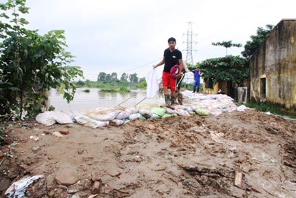 Sau sự cố úng ngập sông Nhuệ (Hà Nội): Cứ lấn hành lang, cả làng còn ngập 2