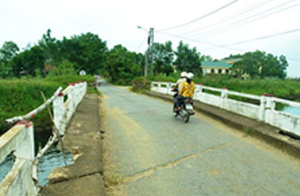 Quảng Trị: Hiểm nguy rình rập tại cầu Nam Thạch Hãn 1