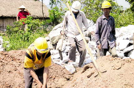 Nhọc nhằn nơi biến đá thành cơm 1