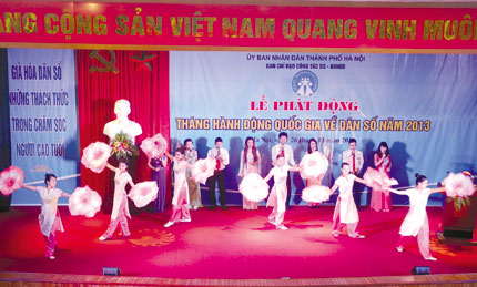 Các địa phương phát động Tháng hành động quốc gia về dân số 2013: Chăm sóc phải đi cùng phát huy vai trò người cao tuổi 1