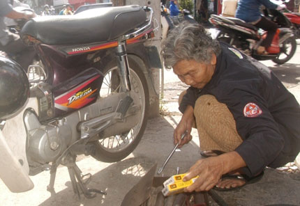 Cụ bà 79 tuổi “múa gậy” điều tiết giao thông 1