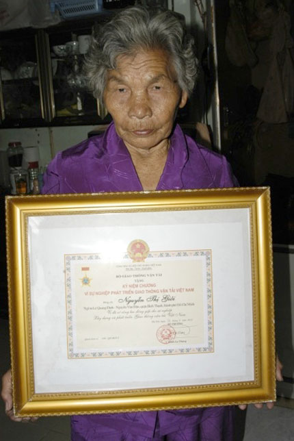 Cụ bà 79 tuổi “múa gậy” điều tiết giao thông 2