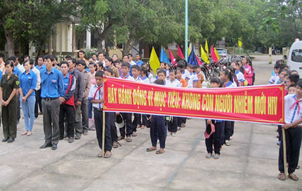 Hưởng ứng Tháng Hành động quốc gia phòng, chống HIV/AIDS 2013: Nỗ lực giảm số ca nhiễm HIV mới 1