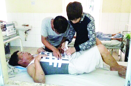 Nạn nh&acirc;n bi đ&aacute;t, nh&agrave; thầu phủi tay? 1