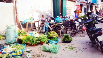 Long Bi&ecirc;n, H&agrave; Nội: D&acirc;n bỏ chợ ch&iacute;nh, họp ở vệ đường, vỉa h&egrave; 1