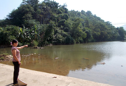 Hoang mang v&igrave; d&ograve;ng suối đổi m&agrave;u 1