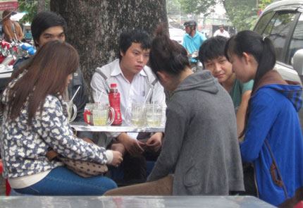 Vụ ch&aacute;y nổ l&agrave;m 4 sinh vi&ecirc;n thiệt mạng ở TP HCM: Kh&oacute;c ngất chờ mang con về qu&ecirc; 2