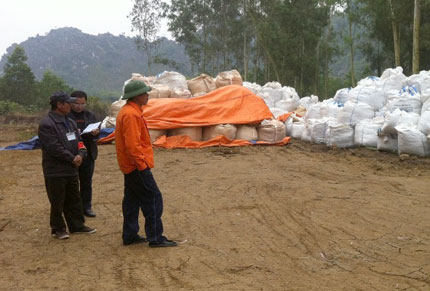 Vụ ch&ocirc;n thuốc trừ s&acirc;u ở Thanh H&oacute;a: Vẫn loay hoay xử l&yacute; độc hại 1