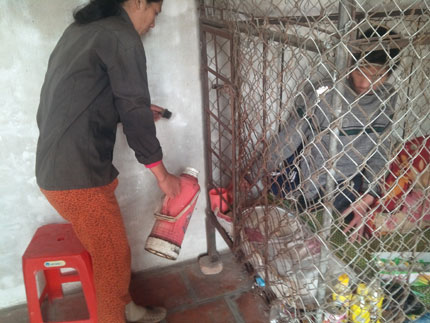 Người vợ 10 năm phải nhốt chồng trong cũi 1