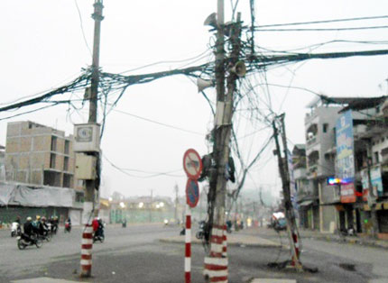 Cột điện chơ vơ giữa phố 1 Cột điện chơ vơ giữa phố 1