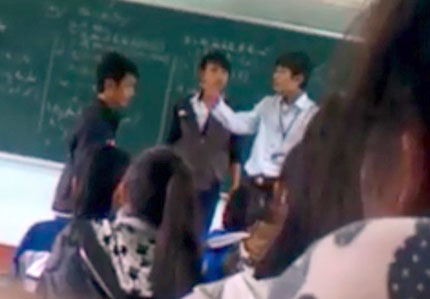 Thầy gi&aacute;o v&agrave; học sinh hỗn chiến tr&ecirc;n bục giảng: Đ&acirc;u chỉ xin lỗi l&agrave; xong! 2