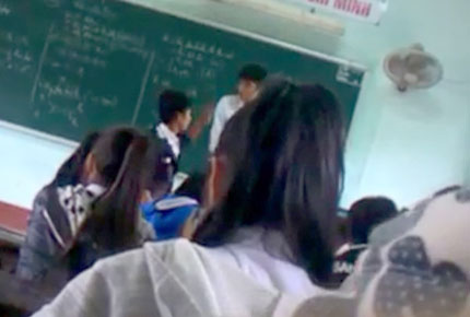 Thầy gi&aacute;o v&agrave; học sinh hỗn chiến tr&ecirc;n bục giảng: Đ&acirc;u chỉ xin lỗi l&agrave; xong! 1