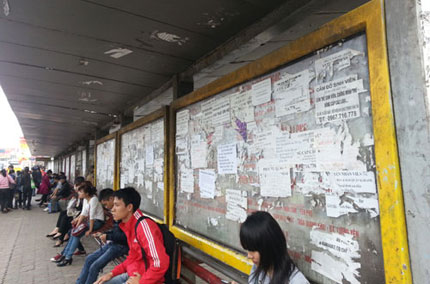 H&agrave; Nội: Trạm trung chuyển xe bu&yacute;t th&agrave;nh b&atilde;i r&aacute;c quảng c&aacute;o 1