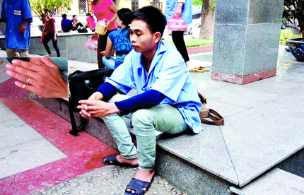 Thiếu tiền viện ph&iacute;, xin ho&atilde;n mổ lại được&hellip; cưới 1