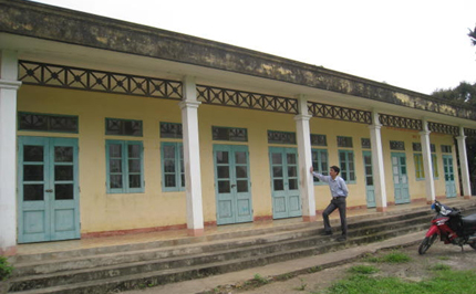 Trường học l&agrave;m nh&agrave; kho 1