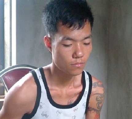 Nữ c&ocirc;ng nh&acirc;n sốc nặng sau gần 2 giờ bị kề k&eacute;o v&agrave;o cổ 2