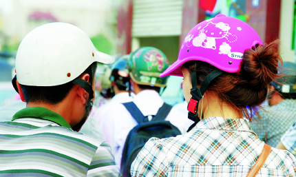 Đội mũ bảo hiểm rởm sẽ bị phạt như kh&ocirc;ng đội mũ 1