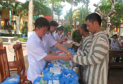Những “thiên thần áo trắng”chữa bệnh sau song sắt 2