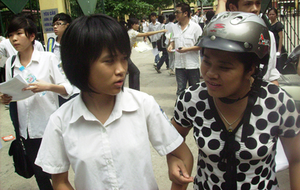 Thi v&agrave;o lớp 10 căng như thi đại học 1