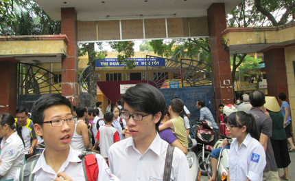Thi v&agrave;o lớp 10 căng như thi đại học 2