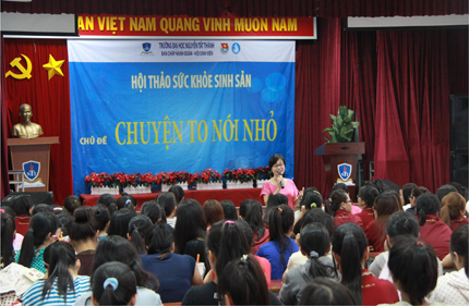 Chiếu video hoạt h&igrave;nh về đề t&agrave;i d&acirc;n số tại rạp h&aacute;t 1