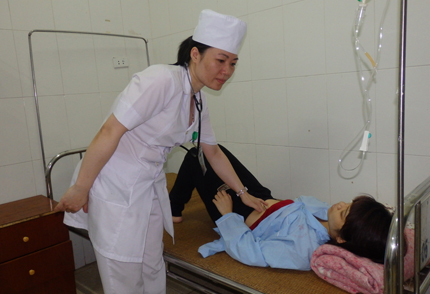 Qu&ecirc;n ăn, cấp cứu bệnh nh&acirc;n 2