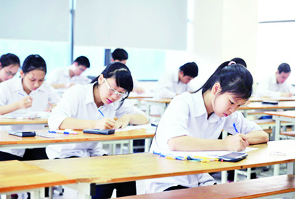 Học sinh ôn thi Hóa, cô oang oang giảng Sử 1