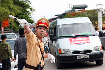 H&agrave;ng vạn người tới d&acirc;ng hương tại Nghĩa trang liệt sỹ đồi A1 4