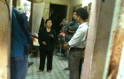 Mẹ ngập trong cờ bạc, con 17 tuổi bán thân trả nợ 1