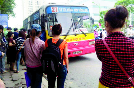 Sinh vi&ecirc;n k&ecirc;u kh&oacute; với gi&aacute; v&eacute; xe bu&yacute;t mới  1