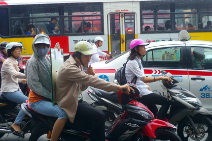 Sắp bị phạt, &ldquo;mũ nhựa lưỡi trai&rdquo; vẫn đầy đường 1