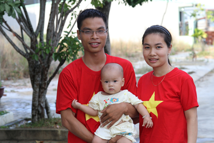 Ở nh&agrave; thu&ecirc;, &ocirc;m con nhỏ cho chồng ra khơi 1