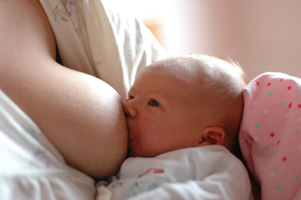 Bé sơ sinh có thể gặp rủi ro khi bú sữa người lạ 1
