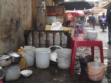 Thức ăn đường phố: Bẩn vẫn đắt h&agrave;ng 2