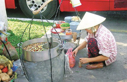 Thức ăn đường phố: Bẩn vẫn đắt h&agrave;ng 1