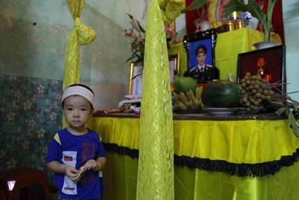 Vụ máy bay rơi ở Hà Nội: Lặng người trước lời cháu bé 3 tuổi mất bố 1