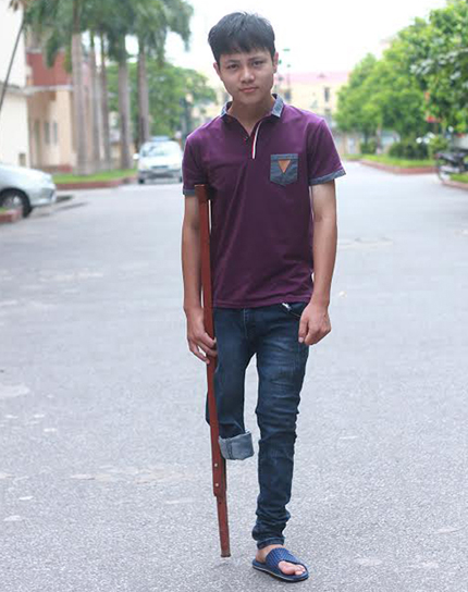 Chàng trai một chân mơ thành nhà báo 1