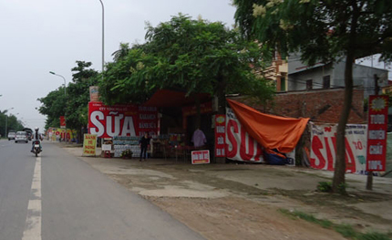 Ph&uacute;c Thọ, H&agrave; Nội: B&oacute; tay trước nạn lấn chiếm QL 32 1
