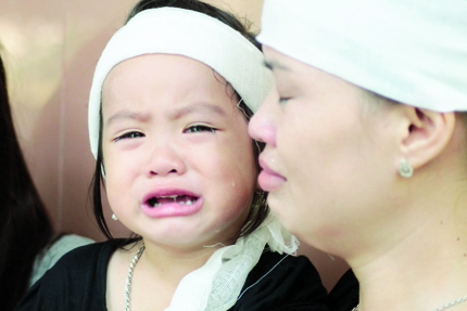 Vụ máy bay Mi 171 gặp nạn: Con gái 3 tuổi nức nở khóc tiễn biệt cha 2