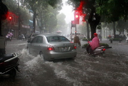 H&agrave; Nội: Vừa họp về tho&aacute;t nước th&igrave; lại&hellip; ngập nặng 1