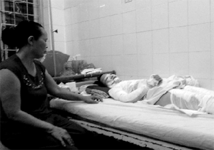 Lời s&aacute;m hối của kẻ cuồng ghen hắt cả chai ax&iacute;t v&agrave;o mặt vợ 2